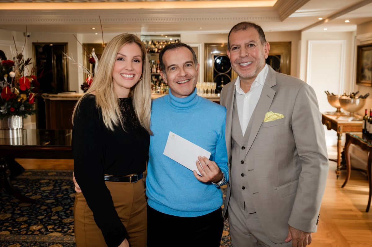 Maria Koutzabasi, PR & Operations Executive of Grande Bretagne & King George and Hom Parviz, GM of Grande Bretagne and King George with Greek journalist Aris Kavatzikis, the winner of the Christmas raffle during the media lunch event at Tudor Hall. Photo source: Hotel Grande Bretagne / Panoulis Photography