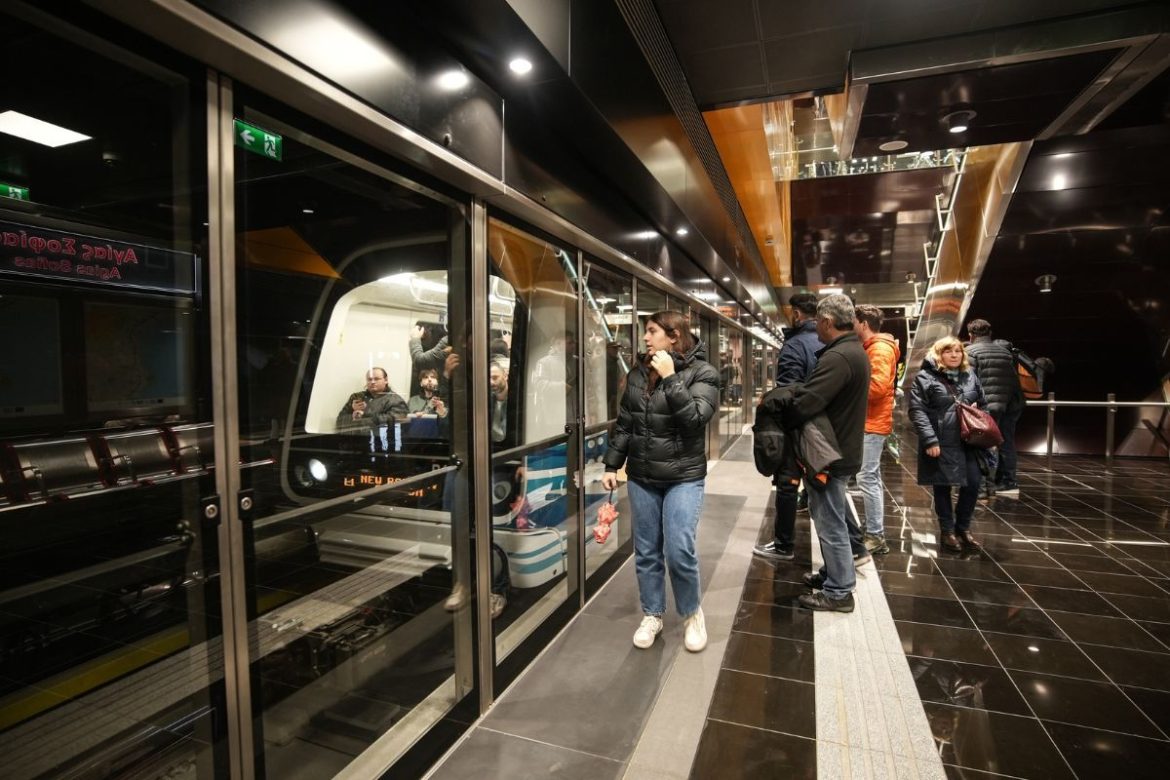 The first passengers of the Thessaloniki Metro departing with its inaugural route. Photo source: Apostolos Tzitzikostas press office